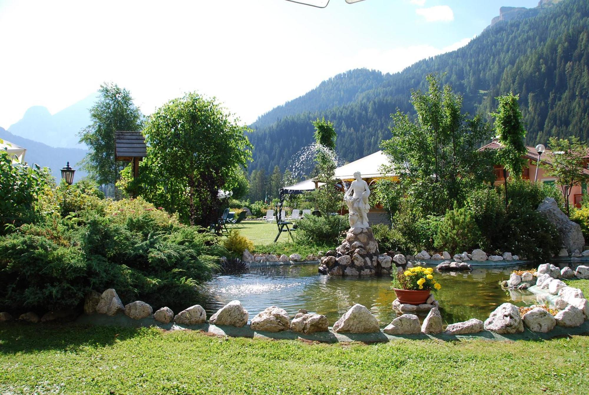 Dolomiten Hotel Irma Canazei Esterno foto